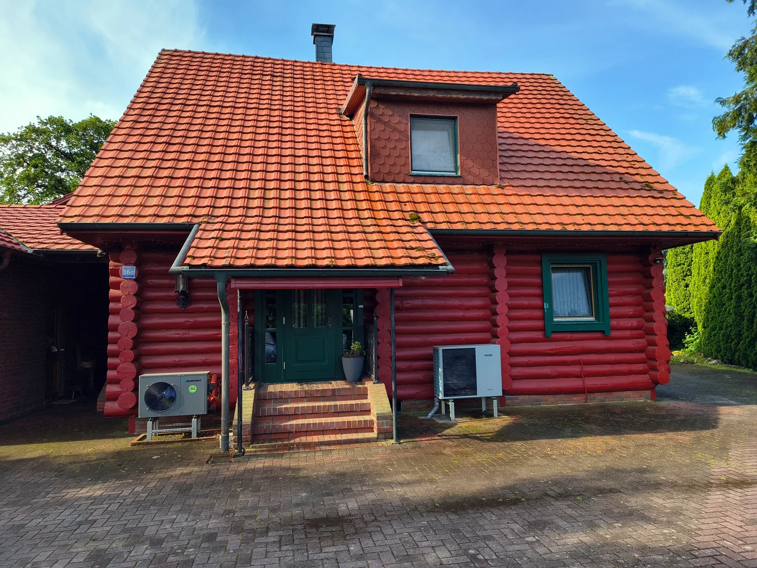 Holzhaus mit Wärmepumpen