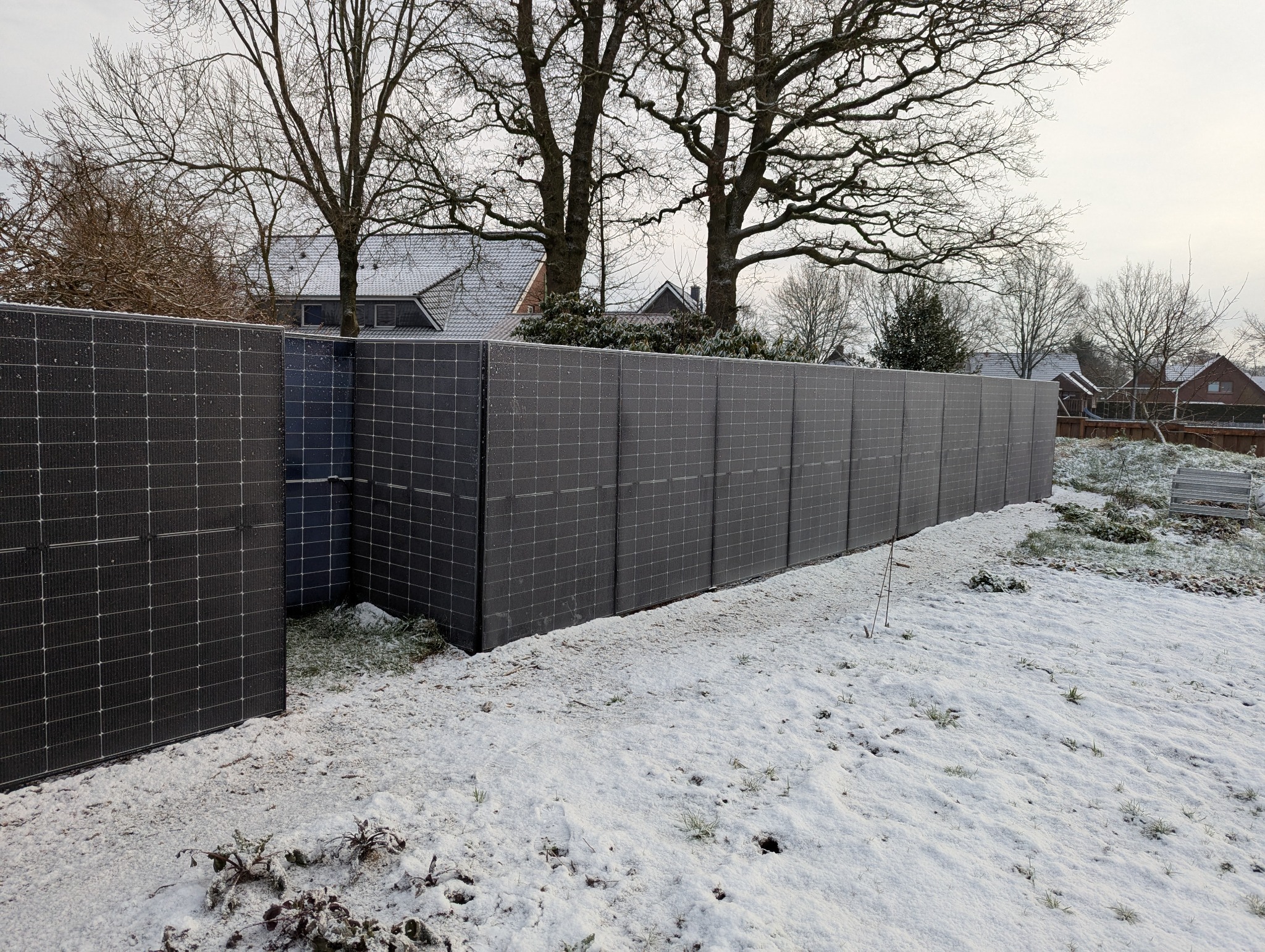 Vertikaler Solarzaun mit Photovoltaik im Winter in Apen