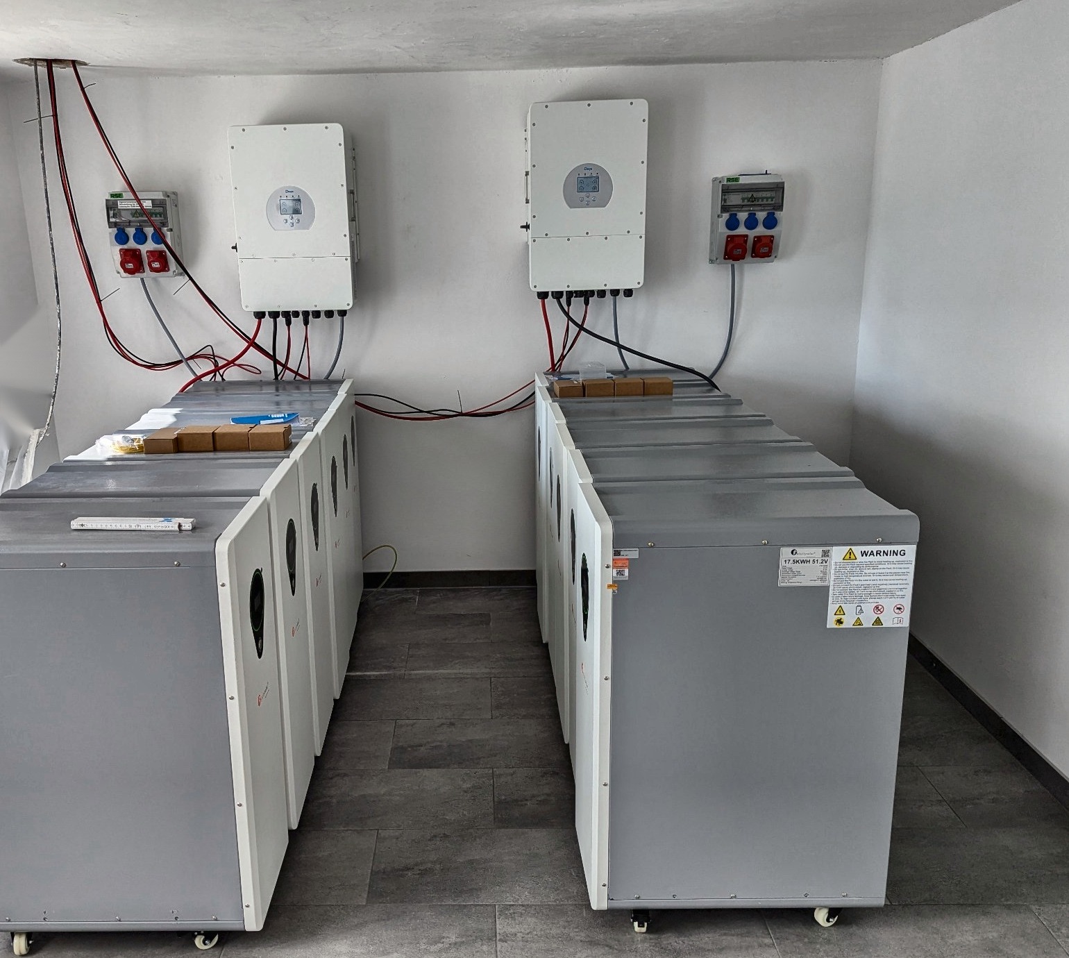 210 kWh Batteriespeicheranlage mit Wechselrichtern